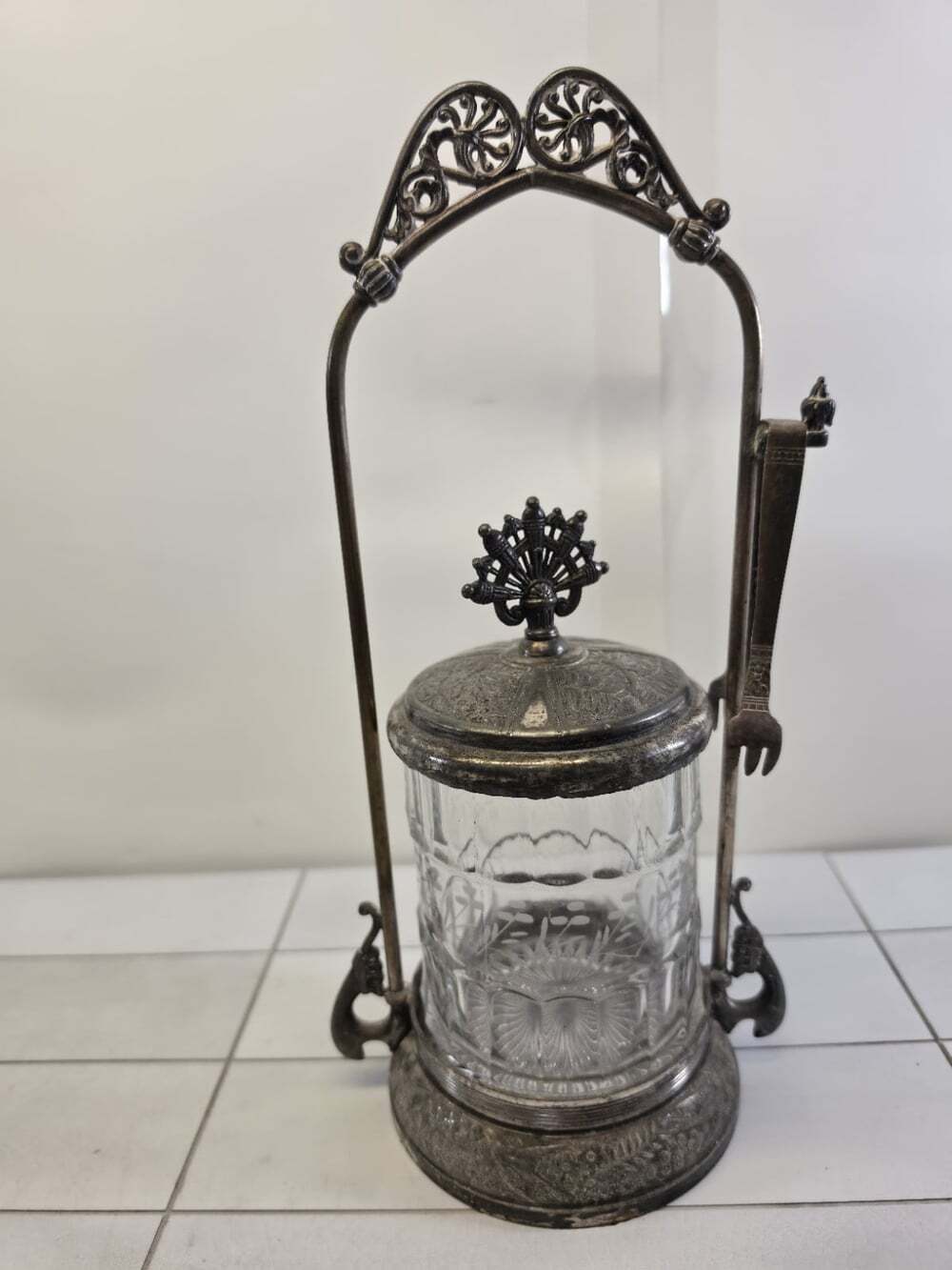 Meriden B. Co Silverplate Victorian Floral Pickle Castor Jar & Original Tongs - Picture 5 of 8
